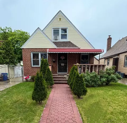 8260 266th St, Glen Oaks, NY 11004