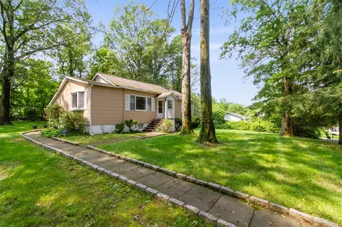 7 Cobblestone Ln, Cortlandt, NY 10567