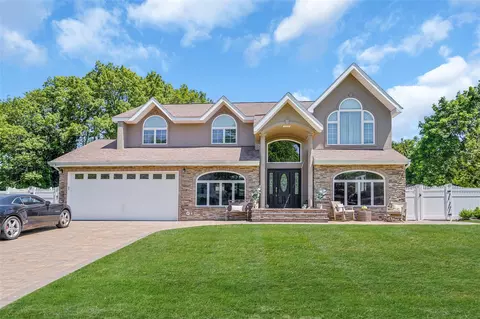 12 Barbera Rd, Commack, NY 11725