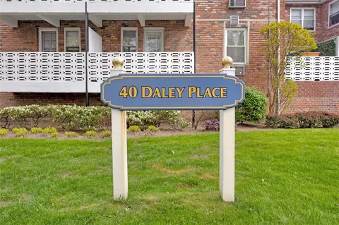 40 Daley Pl #230, Lynbrook, NY 11563