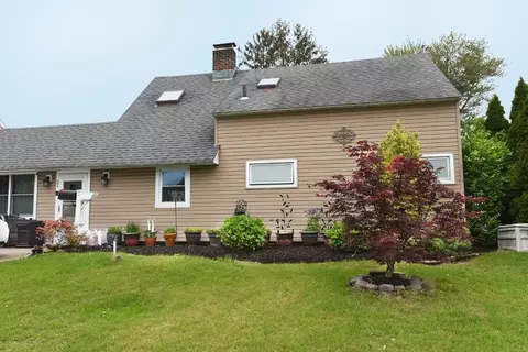 21 Potter Ln, Levittown, NY 11756