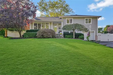 12 Duncan Ln, Huntington, NY 11743