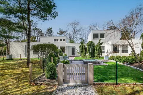 576 Main St, Westhampton Beach, NY 11978