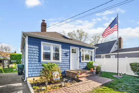 30 S Bay Rd, Amityville, NY 11701