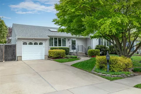 3 3rd Ave, Farmingdale, NY 11735