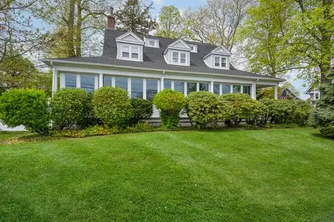 76 Argyle Ave, Babylon, NY 11702