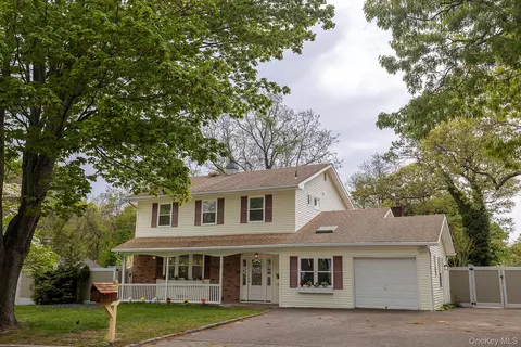 5 Caddy Pl, Rocky Point, NY 11778