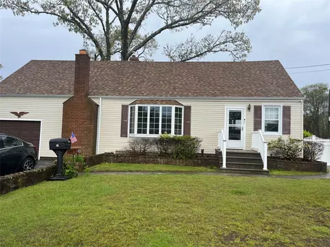 16 Edwards Ln E, Blue Point, NY 11715