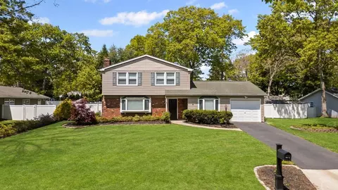 9 Welbourn Ln, Coram, NY 11727