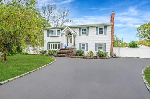 55 Ridgewood Dr, Shirley, NY 11967