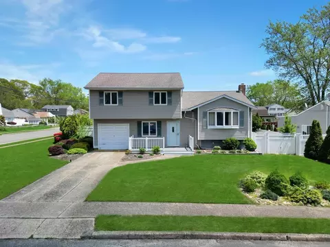 1 Katie Ct, Lake Grove, NY 11755