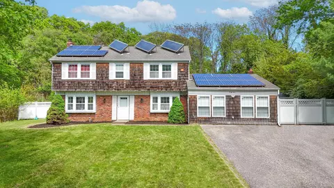 49 Hastings Dr, Stony Brook, NY 11790