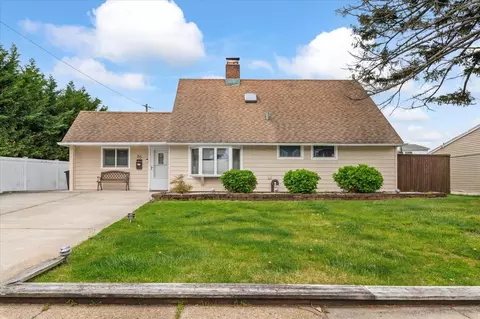 20 Forester Ln, Levittown, NY 11756
