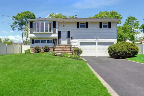 109 Harrisburg St, Bay Shore, NY 11706
