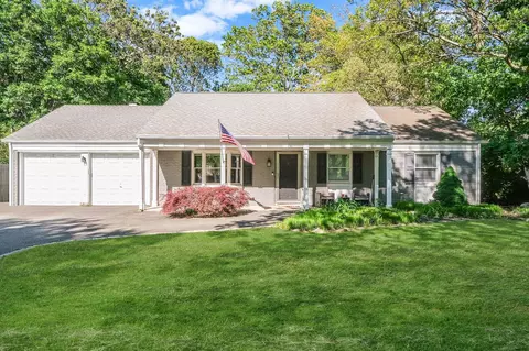 11 Haverford Ln, Coram, NY 11727
