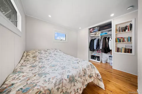 Bedroom - 21 Peter Ln, Plainview, NY 11803 photo 3 of 4
