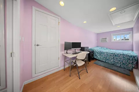 Bedroom - 21 Peter Ln, Plainview, NY 11803 photo 4 of 4