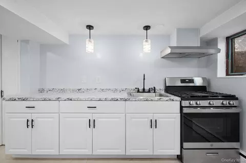 Kitchen - 21 Peter Ln, Plainview, NY 11803 photo 3 of 3