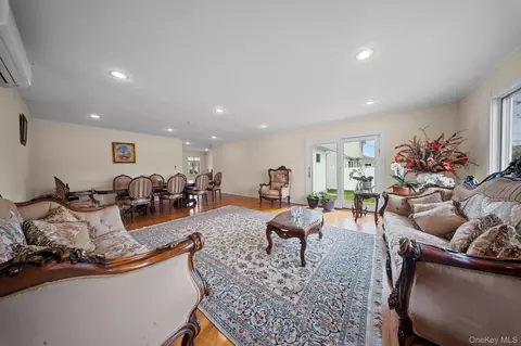 Living - 21 Peter Ln, Plainview, NY 11803 photo 2 of 2