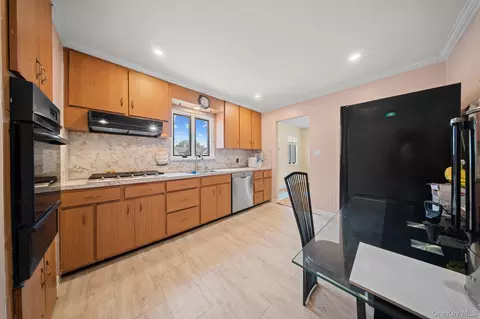 Kitchen - 21 Peter Ln, Plainview, NY 11803 photo 2 of 3