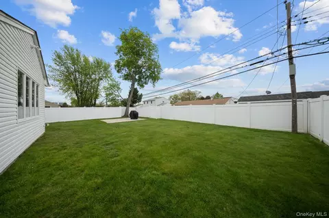 Exterior - 21 Peter Ln, Plainview, NY 11803 photo 1 of 3