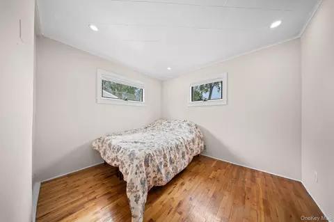 Bedroom - 21 Peter Ln, Plainview, NY 11803 photo 2 of 4