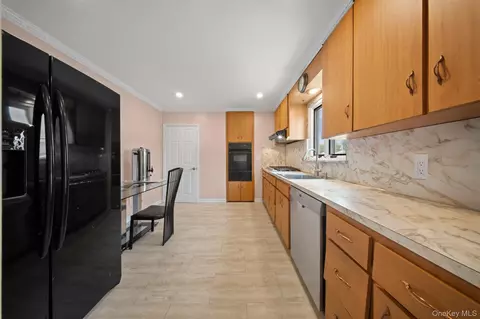 Kitchen - 21 Peter Ln, Plainview, NY 11803 photo 1 of 3