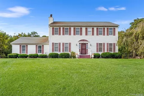 21 Victoria Ln, Manorville, NY 11949