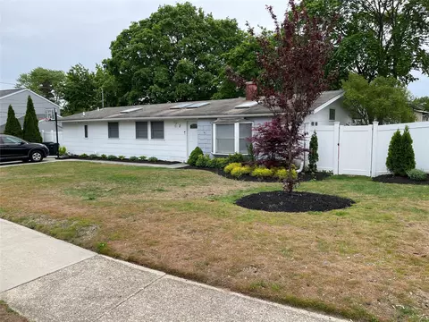 2 Flintlock Ln, Selden, NY 11784