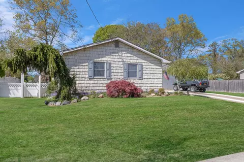 15 Richard Pl, Lake Ronkonkoma, NY 11779