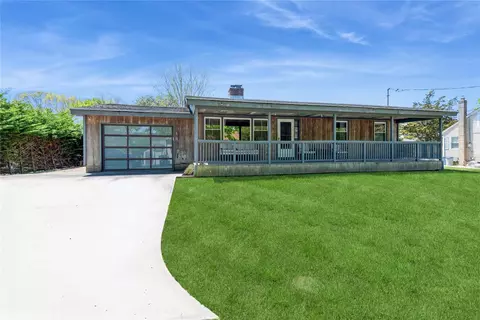 5 Mineola Ct, Hampton Bays, NY 11946