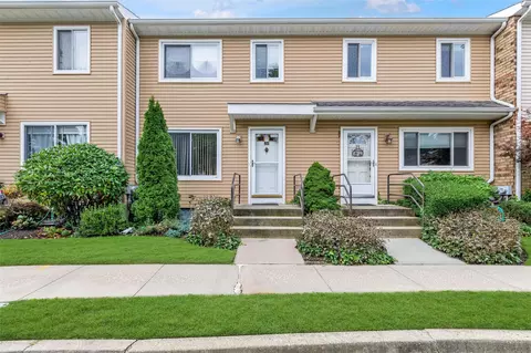 36 Town House Dr #36, Massapequa Park, NY 11762