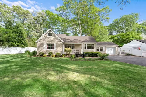 10 Lynch Ln, Smithtown, NY 11787