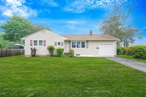 63 Beaver Dam Rd, Bellport, NY 11713
