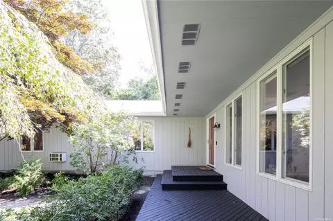 925 Bennetts Pond Ln, Mattituck, NY 11952