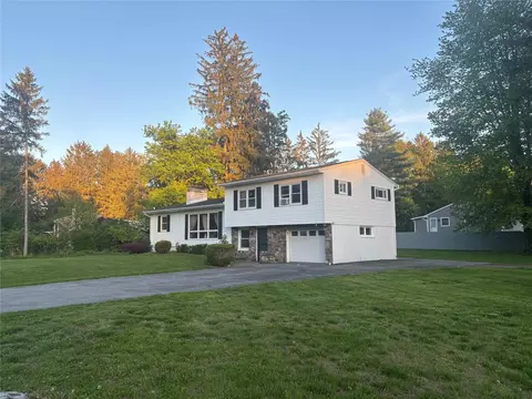 32 Lawrence Rd, Hyde Park, NY 12538