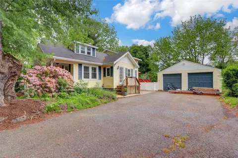7 Larsen Ave, Smithtown, NY 11787