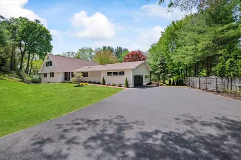 3 Gnarled Hollow Cir, Huntington, NY 11743