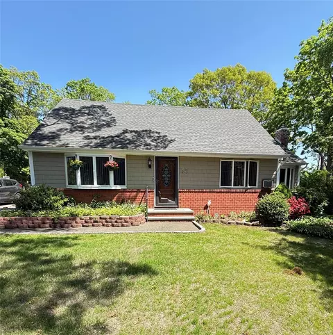 50 Shady Ln, Huntington, NY 11743