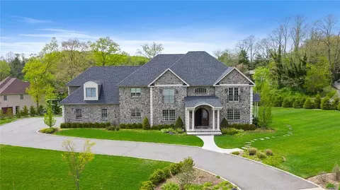 2 Enclave Ct, Dix Hills, NY 11746