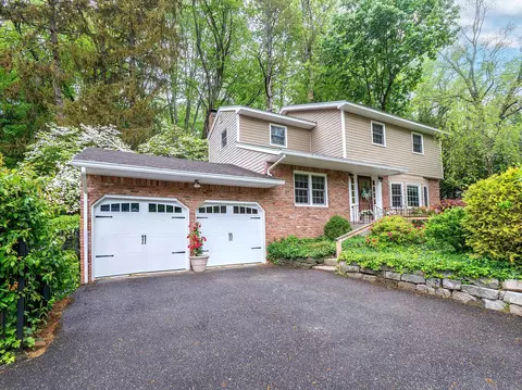 348 Littleworth Ln, Sea Cliff, NY 11579