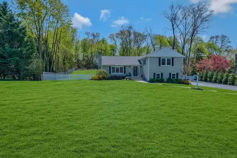 12 Melody Ln, Huntington, NY 11743