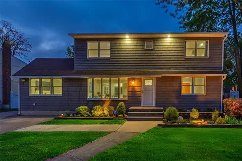 17 Pompano Ln, Massapequa Park, NY 11762