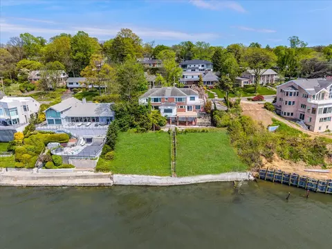 22 Shorecliff Pl, North Hempstead, NY 11023