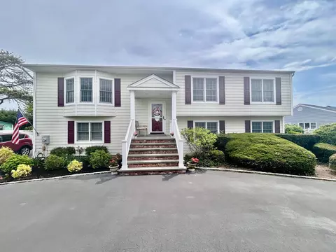 36 Shore Dr W, Copiague, NY 11726
