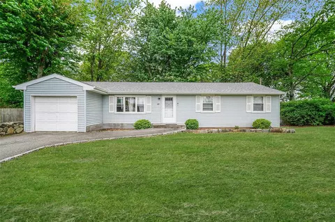 1564 Illinois Ave, Bay Shore, NY 11706