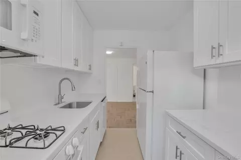 21-55 34th Ave #3C, New York, NY 11106