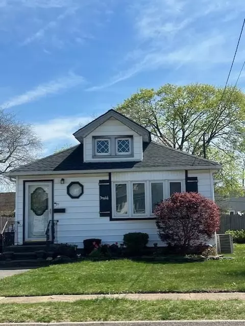 23 Cedar Ave, Farmingdale, NY 11735