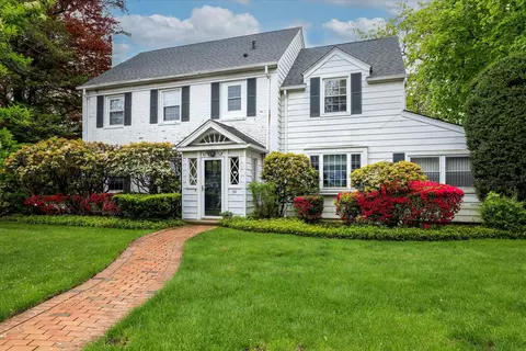 39 Searing St, Rockville Centre, NY 11570