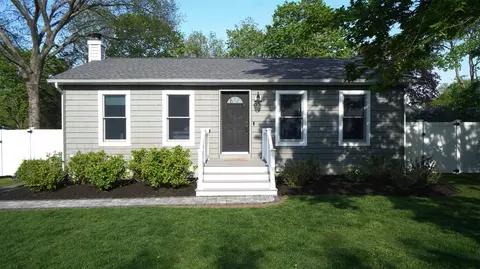 64 Sandy Hollow Ct, Riverhead, NY 11901